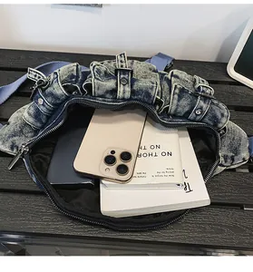 Vue détaillée du compartiment intérieur spacieux du sac bandoulière en denim bleu vintage