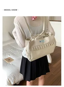 Détail des bords à volants et du motif à carreaux sur ce grand sac ita beige