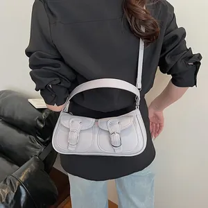 Bolso de hombro minimalista gris claro con bolsillos de doble solapa y hebillas de plata