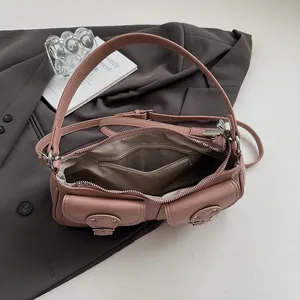 Elegante bolso rosa con bolsillos delanteros dobles y forro interior sobre una chaqueta