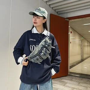 Sac banane en jean délavé rétro pour femmes avec design multi-poches et style vintage