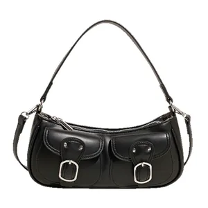Elegante bolso hobo de media luna negro con bolsillos de solapa y hebillas plateadas