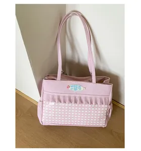 Détails d'un sac cabas à carreaux roses avec volants et poches de rangement latérales