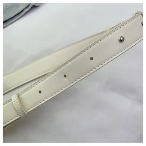 Dettaglio tracolla in pelle bianca con rivetto in argento e cuciture di precisione