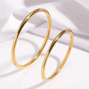 Set de brazaletes dorados minimalistas con acabado pulido espejo y diseño romano hueco