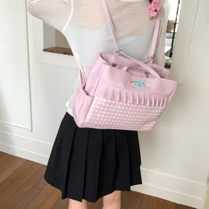 Sac ITA à carreaux roses avec patch Cinnamoroll et volants porté en sac à dos