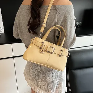 Borsa sottobraccio chic color crema stile biker con fibbia vintage in ecopelle
