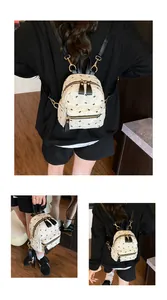 Details des weißen gesteppten Rucksacks mit schwarzen Schleifen und goldenen Beschlägen
