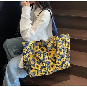 Detalle del bolso tote de tela Oxford con múltiples bolsillos y estampado de girasoles