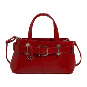 Borsa sottobraccio rossa lucida con fibbia argento e tracolla staccabile da donna