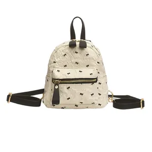 Minimalistischer weißer Faltenrucksack mit schwarzem Schleifendesign und Lederriemen