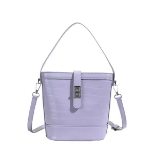 Hellviolette Beuteltasche mit Krokodilprägung und silbernem Metallschnallenverschluss
