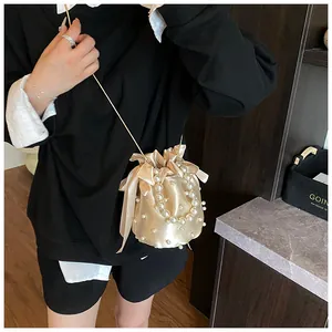 Borsa a secchiello in raso color champagne con perle, fiocco in seta e catena