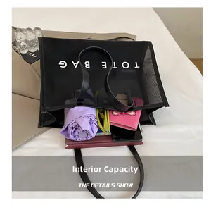 Bolso tote de malla negra de gran capacidad con espacio para objetos cotidianos
