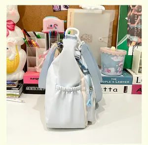 Detailed view of tote bag side pocket for water bottles in blue and beige color