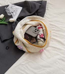Detailansicht der handgefertigten Häkeltasche mit 3D-Blumen und geräumigem Innenraum