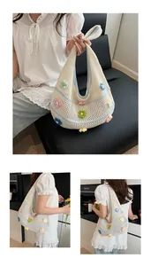Vues détaillées du cabas crocheté main avec fleurs 3D et bordure bleu clair