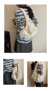 Détail du sac cabas au crochet blanc avec accents floraux 3D et texture en tricot