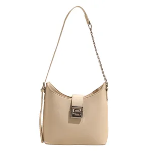 Borsa a secchiello beige minimalista con tracolla a catena e fibbia in metallo
