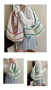 Détail d'un sac cabas fait main avec des fleurs 3D colorées et une structure en maille blanche