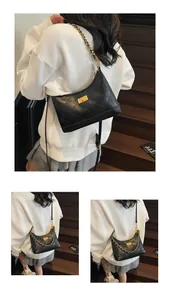 Détails du sac à bandoulière matelassé noir avec chaîne dorée et fermoir pivotant