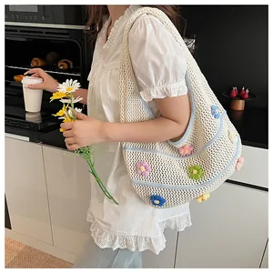 Détail du sac cabas en crochet blanc avec fleurs 3D colorées et texture tricotée