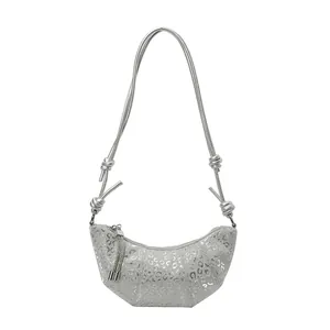 Silberne Halbmondtasche mit Metallic-Leopardenmuster und geknotetem Schultergurt