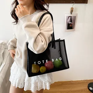 Bolso tote de malla negra minimalista con letras blancas TOTE BAG para uso diario casual