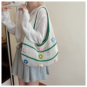 Détail du sac à bandoulière au crochet avec fleurs 3D et rayures vertes
