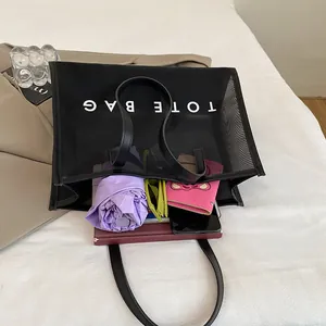 Bolso tote grande de malla negra con texto blanco, estilo informal de verano espacioso