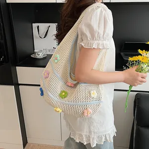 Sac à bandoulière en crochet fait main avec fleurs colorées et bordure bleue