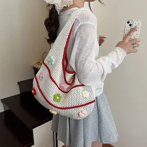 Sac à épaule blanc en crochet avec broderies florales colorées et bordures rouges femme