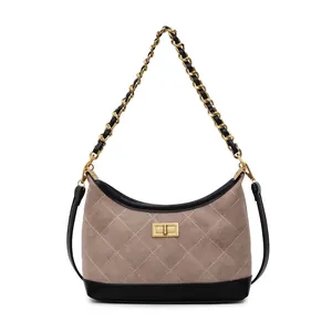 Sac hobo matelassé en daim marron avec bandoulière chaîne dorée sur fond blanc neutre