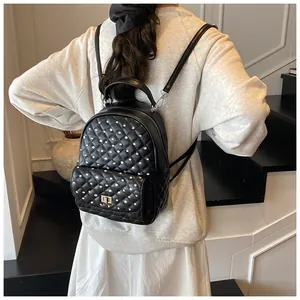 Vue de dos du mannequin portant un sac à dos matelassé noir avec strass argentés