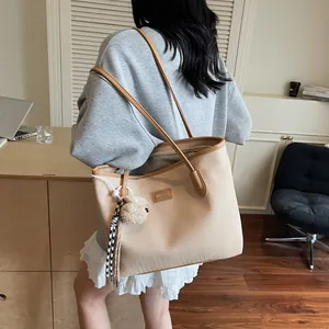 Grand sac fourre-tout minimaliste à motif chevrons avec bretelles et breloque ours mignon