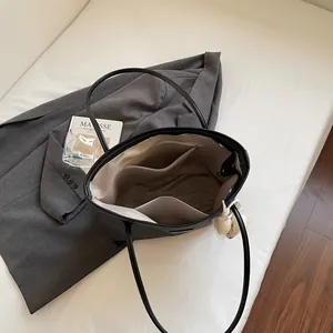 Grand sac fourre-tout noir en cuir avec fermeture éclair et breloque peluche femme