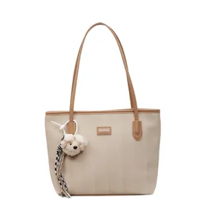 Grand sac fourre-tout en toile beige avec bordure en cuir marron et breloque ours