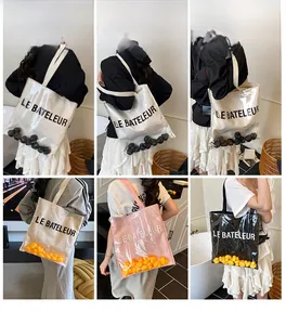 Détail du sac cabas en PVC transparent avec pochette en toile et décoration canard