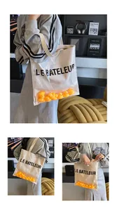 Détail du cabas transparent avec pochette intérieure en toile et décorations de canards