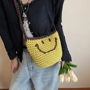 Sac seau en paille jaune fait main avec motif sourire pour la plage en été chaud