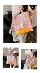 Détail du sac cabas en toile rose avec couche PVC et petits canards jaunes décoratifs