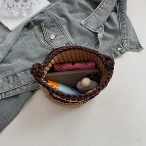 Sac seau tissé main en tricot marron et kaki, offrant un intérieur spacieux pour le quotidien