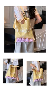 Détail du sac cabas transparent en PVC avec doublure en toile jaune et canards violets