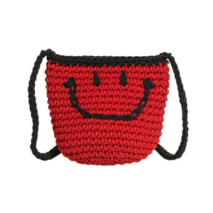 Sac seau rouge au crochet avec anses noires et motif de visage souriant tissé mignon