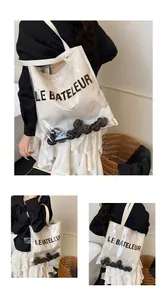 Détail du sac cabas en PVC transparent avec intérieur toile et texte imprimé