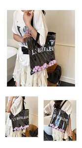 Détail du sac cabas transparent en PVC avec imprimé LE BATELEUR et petits canards roses