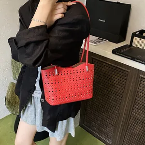 Bolso tote rojo de cuero cortado por láser con correas para mujeres con estilo