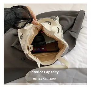 Vue de dessus du sac cabas transparent en PVC avec pochette en toile et grande capacité