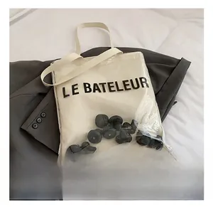 Détail du sac cabas double couche en toile et PVC avec impression de lettres LE BATELEUR