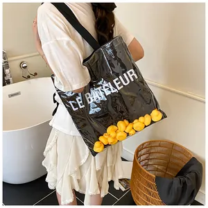 Détail du sac cabas en PVC noir brillant avec imprimé LE BATELEUR et décor canard